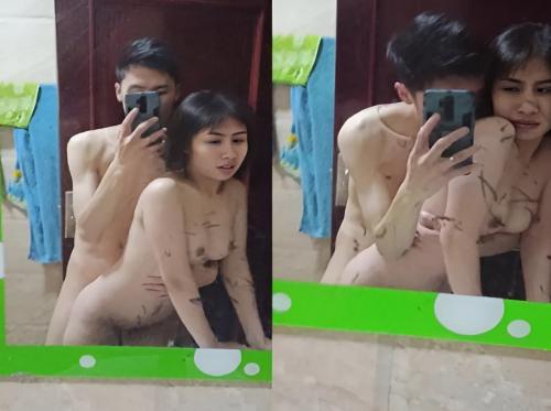 Gadis itu suka bercinta di depan cermin