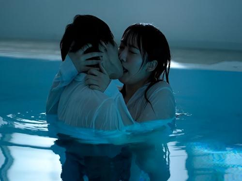 Terjebak di kolam renang bersama teman sekelasnya