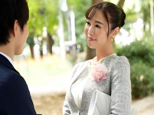 Anak laki-laki itu diberi hadiah oleh ibunya