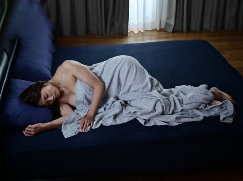 Wanita kesepian dan tetangga yang beruntung