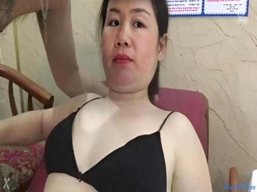 Naik pesawat gadis untuk menghisap ayam