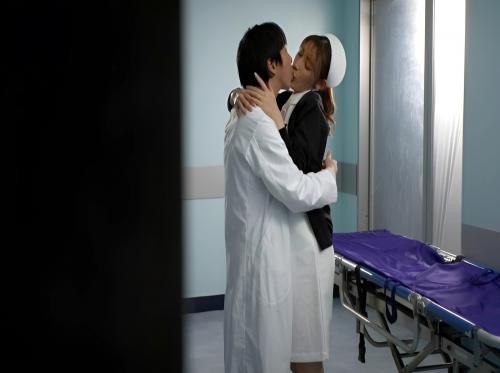 Bertugas di malam hari bersama perawat muda