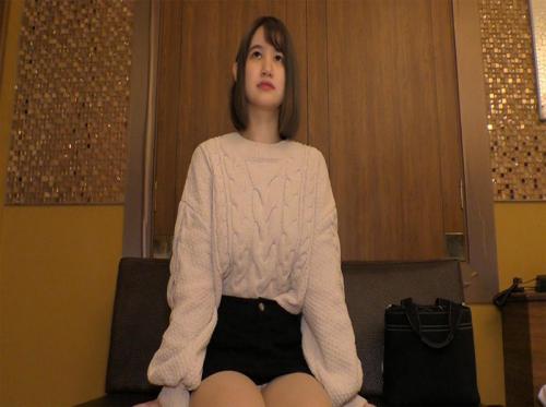 Pahlawan super bertopeng itu mengamati seorang gadis industri yang cantik namun agak naif