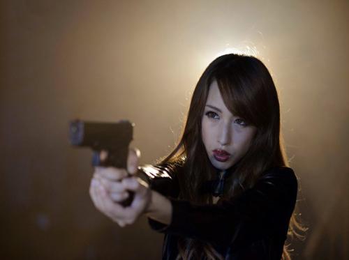 Mata-mata wanita yang bernasib malang itu pergi untuk menyelamatkan suaminya dan akhirnya