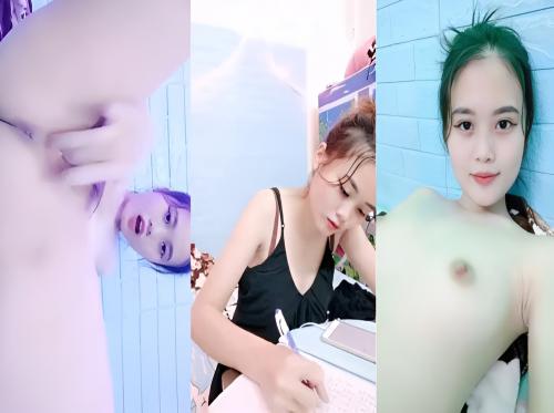 Gadis itu sedang belajar dan menjadi terangsang...