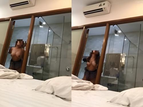 Siswa anjing di kamar mandi