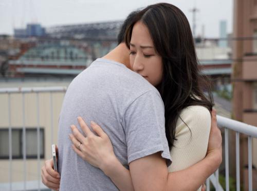 Ibu tirinya sedih karena ayahnya berselingkuh dan berakhir dengan putranya