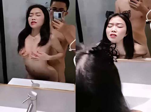 Begitu aku selesai mandi, dia memaksaku untuk melakukan doggy-ass