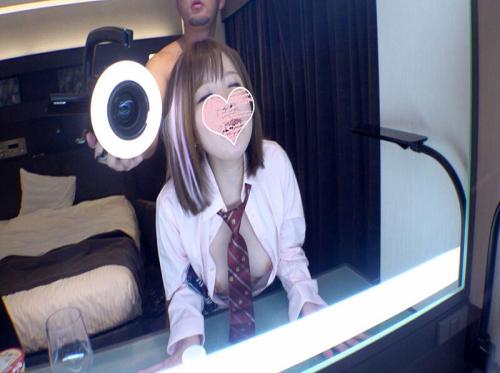 Sialan seorang siswi yang ingin tahu di sebuah hotel